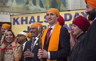 Trudeau with kirpan.jpg