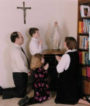 family-pray-mary2.jpg